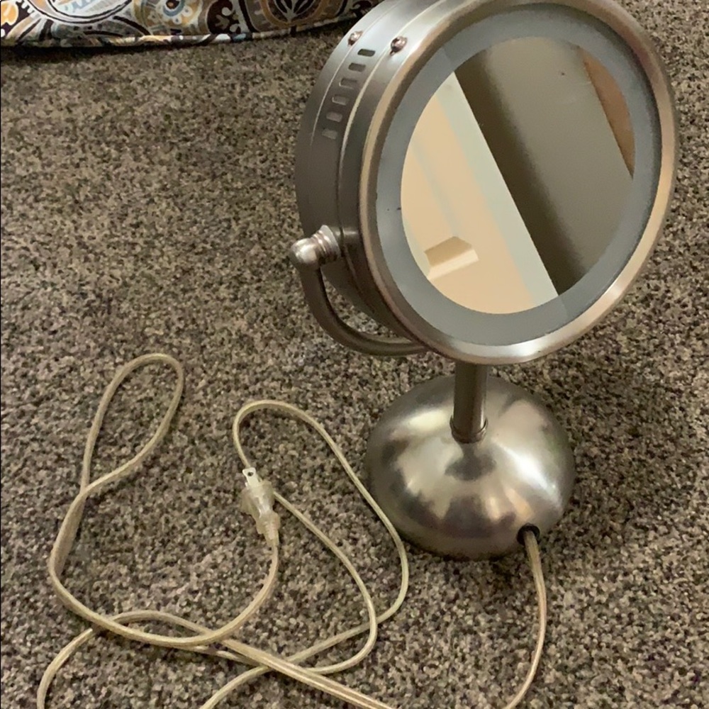 Makeup mirror